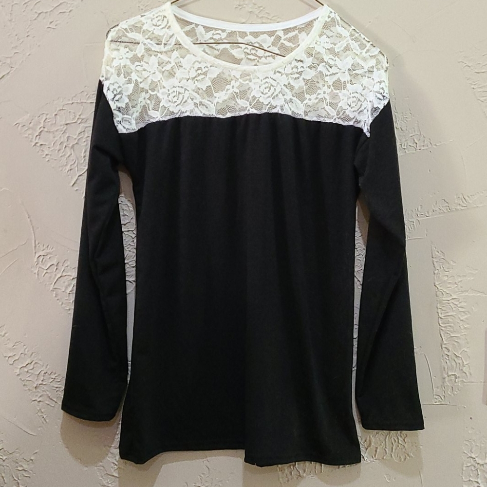 White lace and black long sleeved top sz small